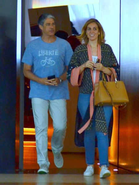 William Bonner passeia com a namorada em shopping no Rio - WEBERT BELICIO/AgNews