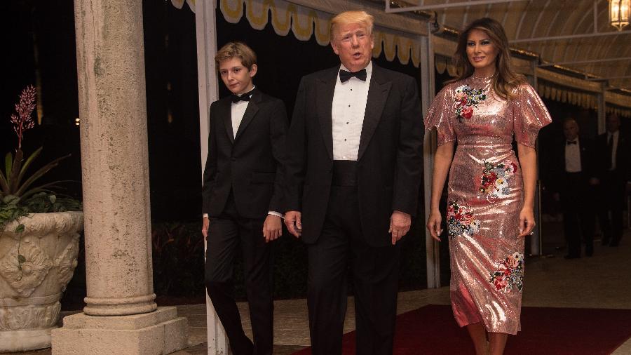 Melania, seu marido Donald Trump e o filho Barron no baile Ano Novo - AFP