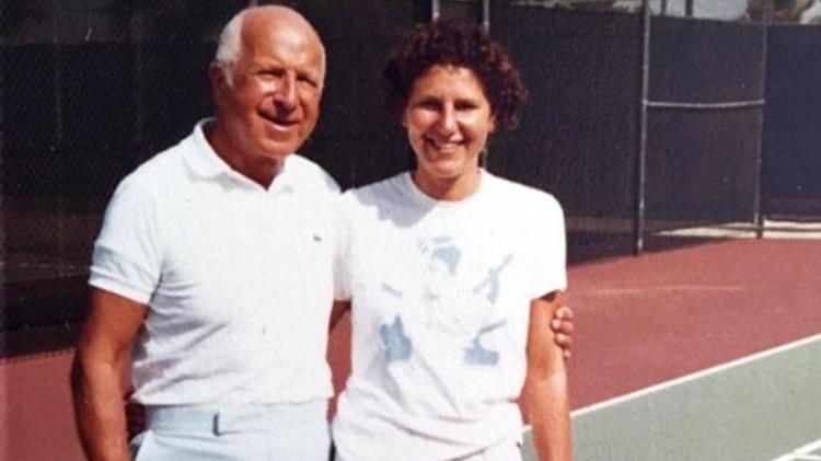 Maryann jogando tênis com o pai, em 1976 ou 1977, antes do acidente - Arquivo pessoal - Arquivo pessoal