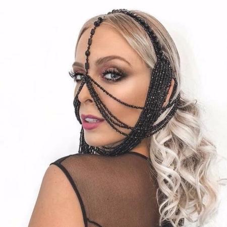 Tata Estaniecki usou fantasia de escrava em baile de Carnaval deste ano - Reprodução - Reprodução