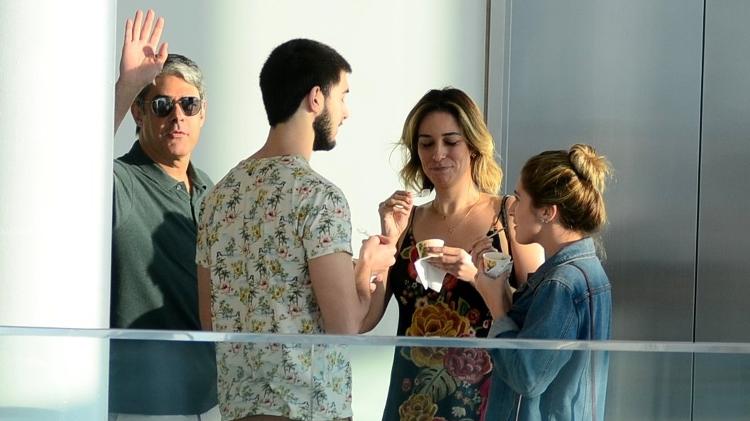 Ao lado da noiva, do filho e da nora, Bonner acena para fotógrafo - Ag.News - Ag.News