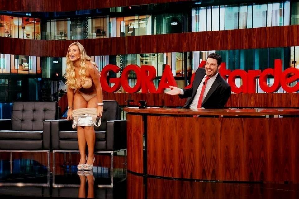 Andressa Urach repetiu a dose de "protesto" e nudez após ser eliminada de "A Fazenda", durante entrevista a Danilo Gentili no programa "Agora É Tarde", da Band. - Reprodução/Band