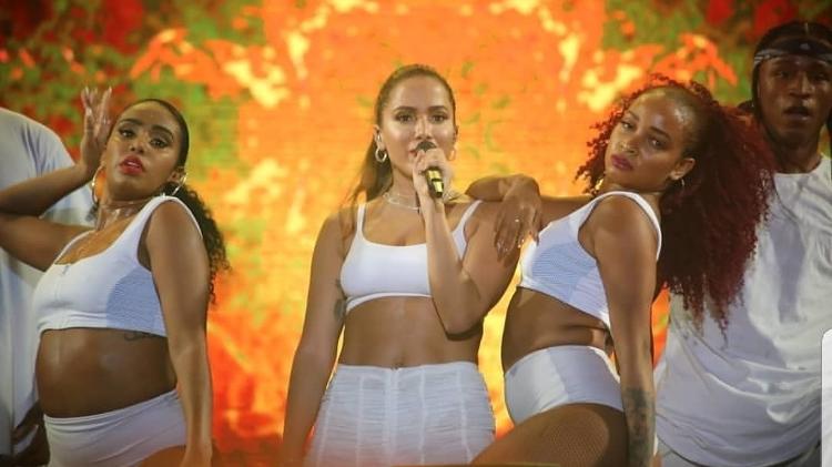Anitta e Arielle Macedo em show no Réveillon de Salvador - Reprodução/Instagram - Reprodução/Instagram