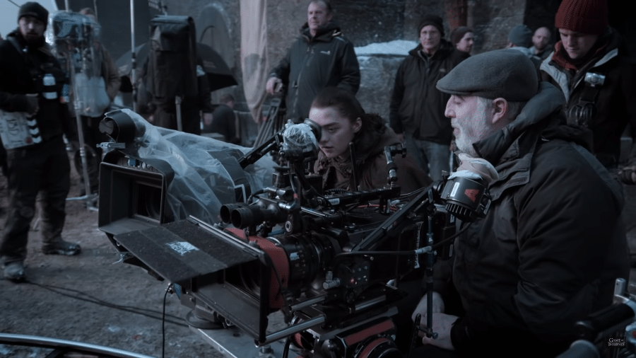 O operador de câmera Dan Savage ensina a atriz Maisie Williams no set de "Game of Thrones" - Reprodução/YouTube