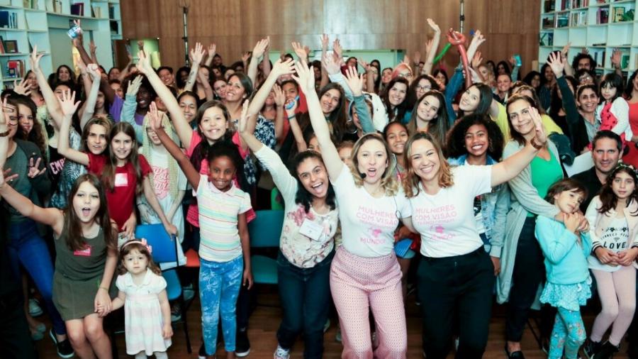 Deborah (ao centro) é líder e fundadora do Força Meninas - Divulgação