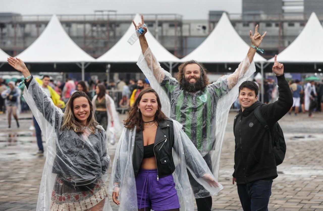 Nem a chuva acabou com a animação do público no Rock in Rio 2019 - LUCIOLA VILELLA/UOL