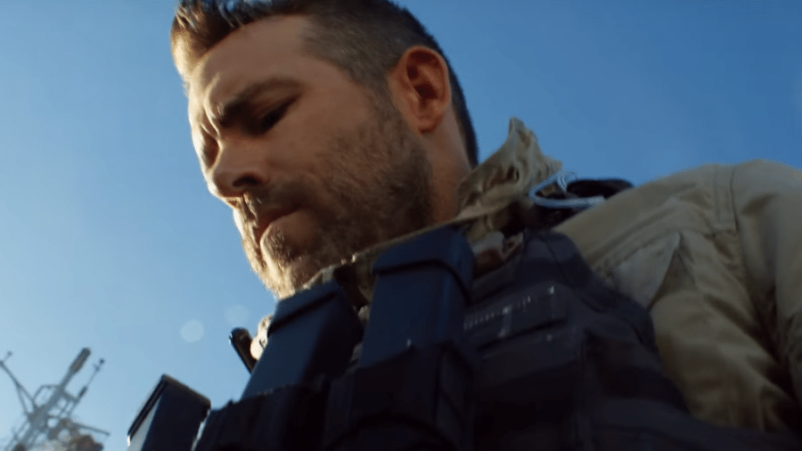 Ryan Reynolds em cena de Esquadrão 6, de Michael Bay - Reprodução/YouTube