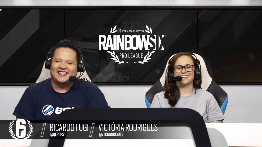 Victória "Viic" Rodrigues em sua estreia como caster de Rainbow Six, ao lado de Ricardo Fugi - Reprodução/YouTube