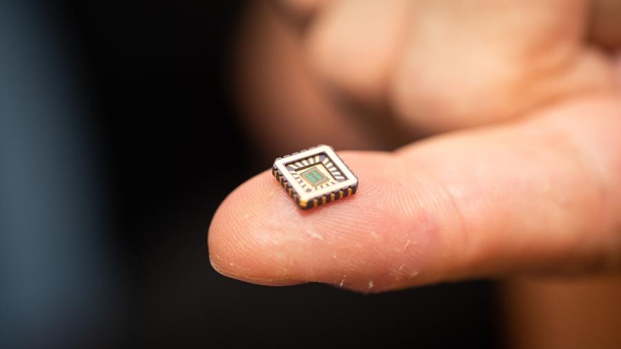 Por meio de um chip de silício, as células eletrônicas imitam as respostas dos neurônios biológicos - Reprodução/Universidade de Bath