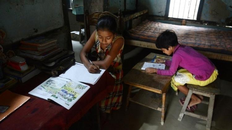 "Como não passamos por nada parecido antes, não sabemos exatamente como esse tipo de evento afetará as crianças e seu bem-estar"; risco de de aumentarem os casos de diabetes e outros problemas - EPA - EPA