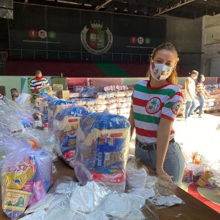 Paolla Oliveira fazendo doações na quadra da Grande Rio - Reprodução / Instagram
