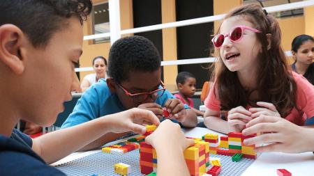 Lego ganha versão em braille para quebrar barreiras na inclusão de crianças  - 24/08/2020 - UOL ECOA