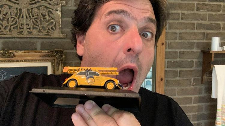 Alexandre Badolato posa com miniatura do Fusca da Telesp; ele é o novo dono do carro real