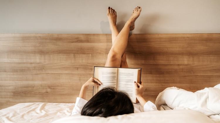 mulher lendo livro na cama - tapui/Getty Images/iStockphoto - tapui/Getty Images/iStockphoto