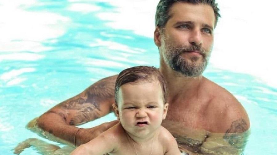 Bruno Gagliasso posa com filho Zyon em banho de piscina - Reprodução/Twitter