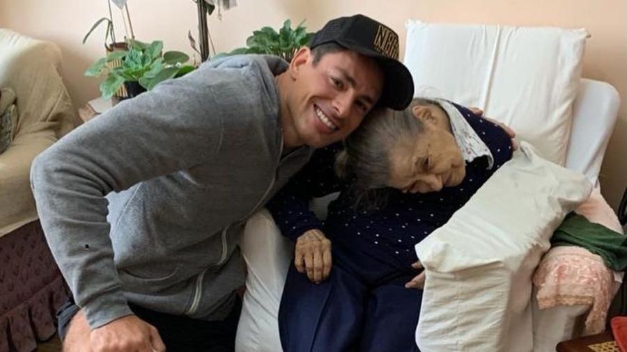 Cauã Reymond posa com sua avó, que tem 100 anos - Reprodução Instagram
