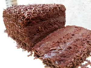 Bolo de chocolate fofinho e delicioso: veja receita muito fácil de fazer