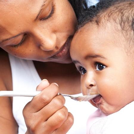 Sem suco e papinha amassada: como fazer introdução alimentar corretamente 