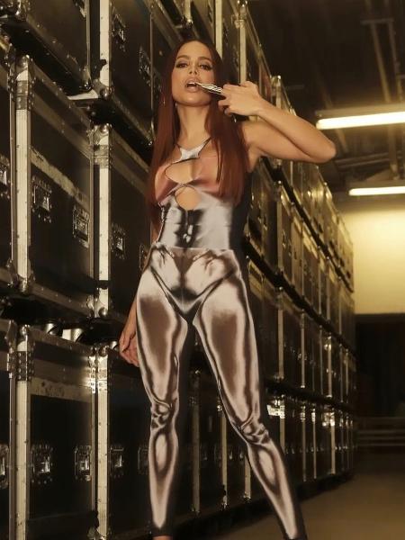 Anitta com macacão da marca espanhola Syndical Chamber - Reprodução