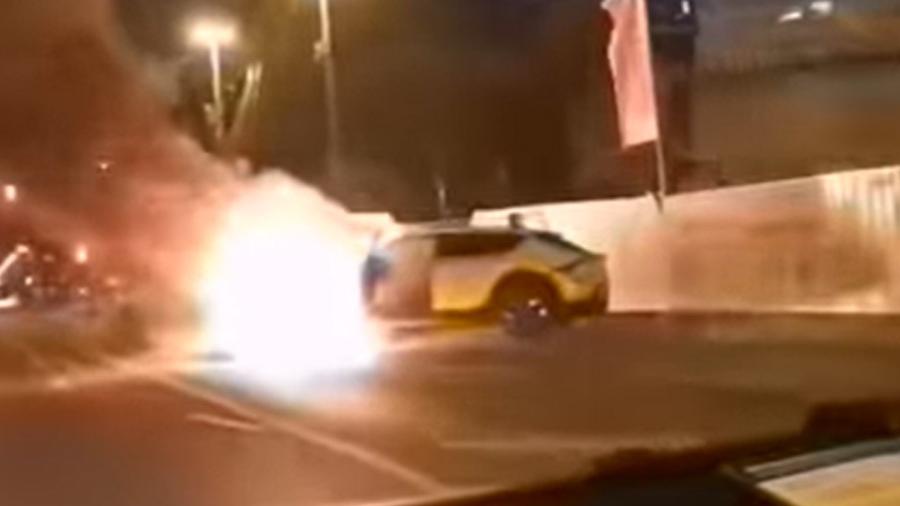 Elétrico Kia EV6 bate e é flagrado sendo consumido por chamas