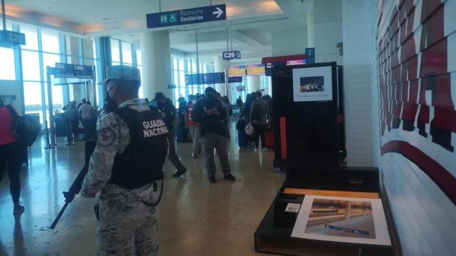 Passageiros em pânico registraram a chegada da Guarda Nacional em resposta ao incidente no aeroporto de Cancún - Reprodução/Twitter