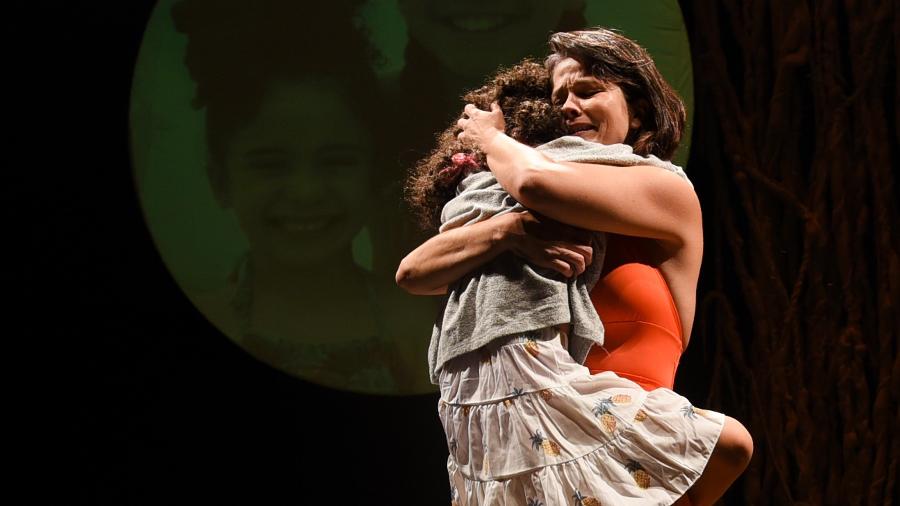 Na estreia da peça "Mulheres que nascem com os filhos", a filha mais nova de Samara Felippo subiu ao palco - Andy Santana / AgNews 