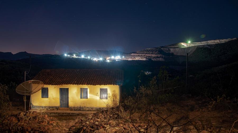 Casa na comunidade do Mocó e ao fundo a mineradora Brazil Iron. Foto: Rodrigo Wanderley - Rodrigo Wanderley