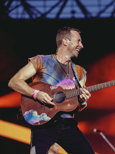 Chris Martin revelou condição em 2012 e disse sentir culpa por ouvir música alta na adolescência - Reprodução/Instagram