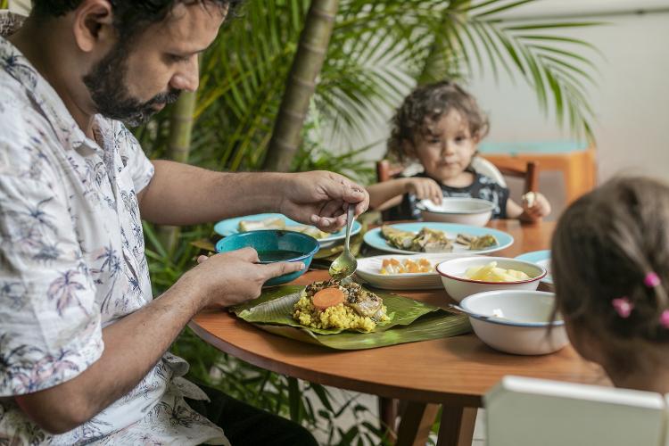 Dagoberto Torres faz tamales ao lado dos filhos - Keiny Andrade/ysoke - Keiny Andrade/UOL