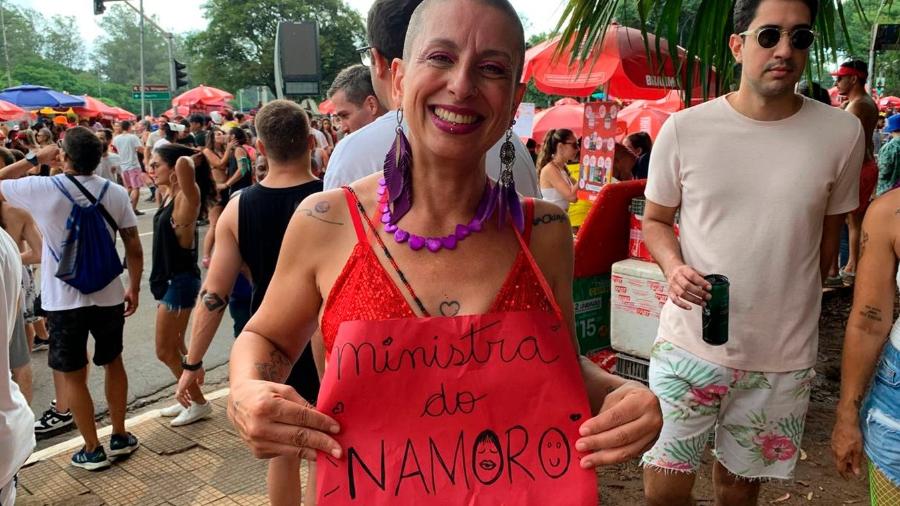 Foliona carrega placa de "Ministério do Namoro" em bloco: "Lula me escolheu" - Bruna Calazans / UOL