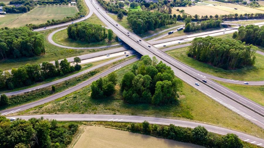 Vista aérea de uma rodovia na Alemanha (autobahn) - Envato Elements