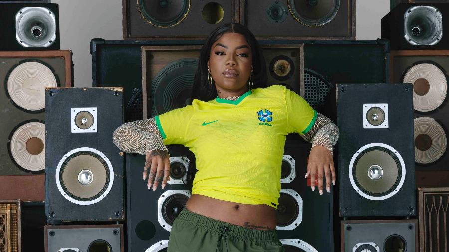 Ludmilla em campanha de lançamento da camisa da seleção brasileira feminina