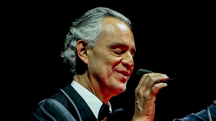 Andrea Bocelli, que faz show para 550 hóspedes de hotel de luxo em Copacabana, no Rio, no dia 19/5