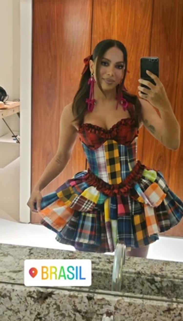 Anitta mostra look para sua festa junina