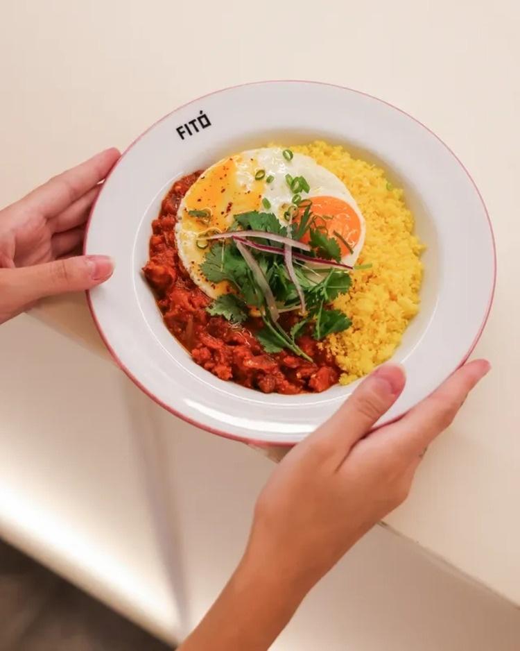 Cuscuz de milho com linguiça refogada na pasta de tomate com urucum, do Fitó Pina Cuscuz de milho com linguiça refogada na pasta de tomate com urucum, do Fitó Pina