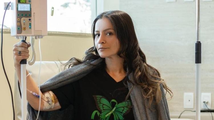 Beatriz durante seu tratamento com antibiótico intravenoso Beatriz durante seu tratamento com antibiótico intravenoso