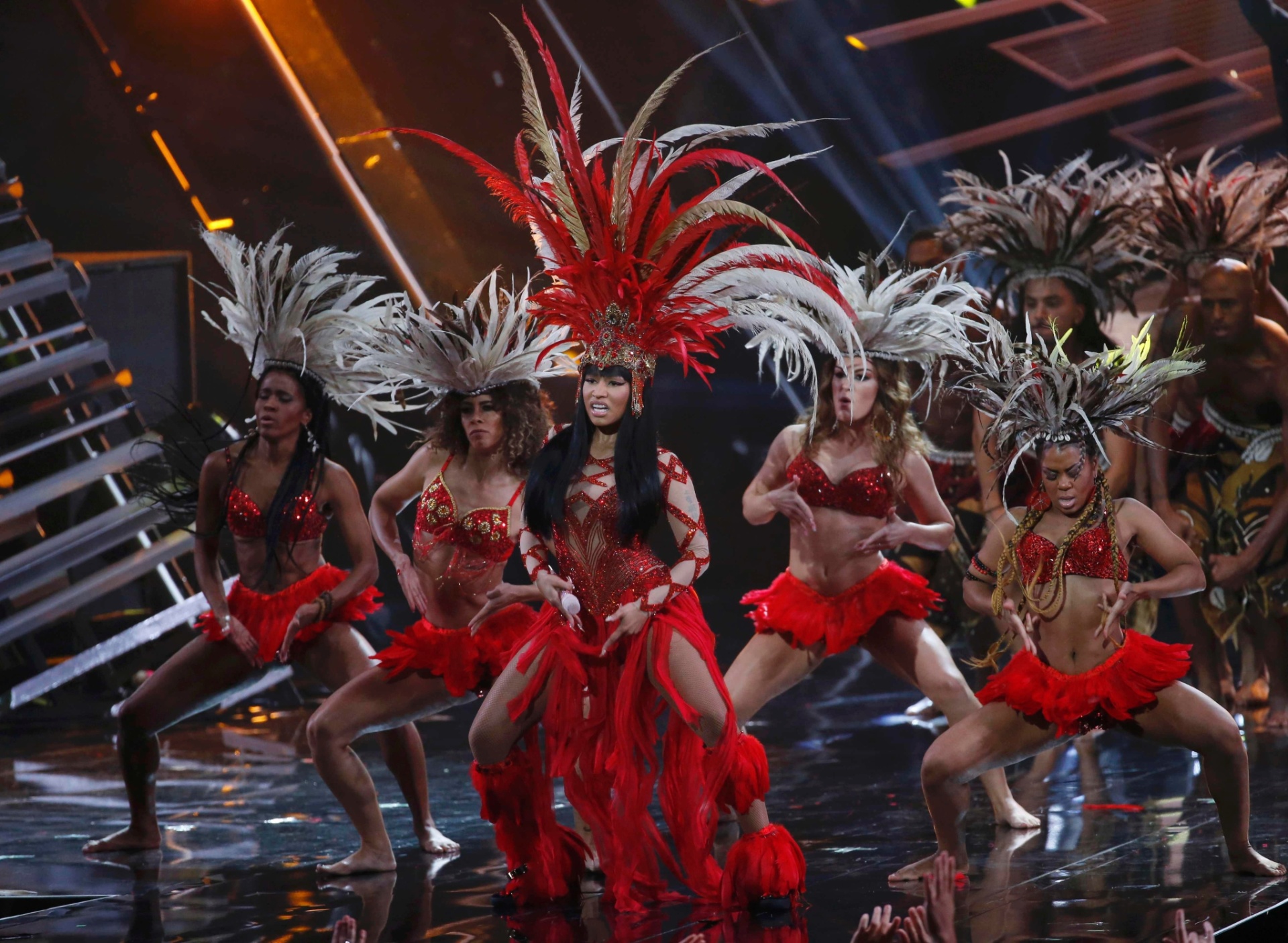 30.ago.2015 - A cantora Nicki Minaj abriu o VMA 2015 com um vestido vermelho e imensas plumas na cabeça - Mario Anzuoni/Reuters