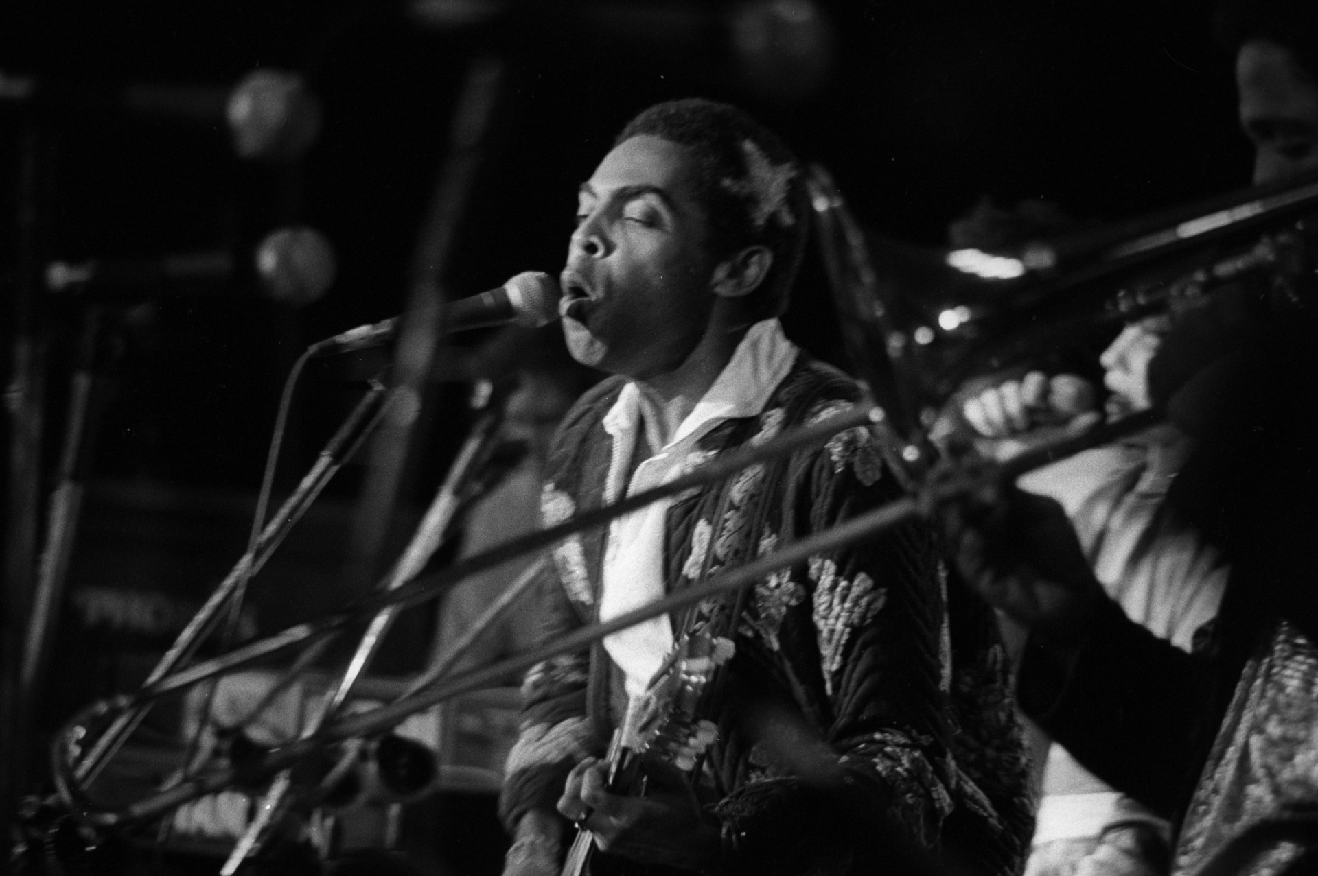 O cantor Gilberto Gil durante show no Festival de Águas Claras em setembro de 1981 - Renato dos Anjos/Folhapress