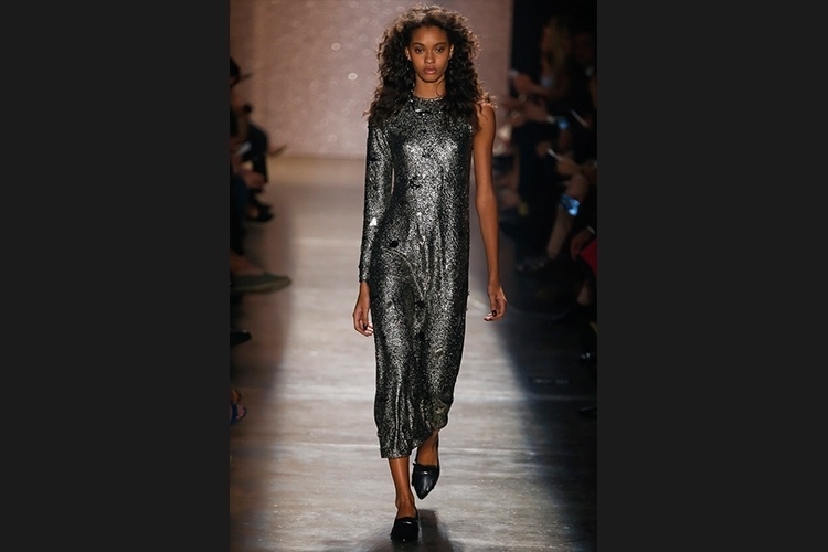 O vestido devorê da Lilly Sarti é sexy e moderno. Para levar o look de passarela para a "vida real", basta usar um forro - Alexandre Schneider/UOL