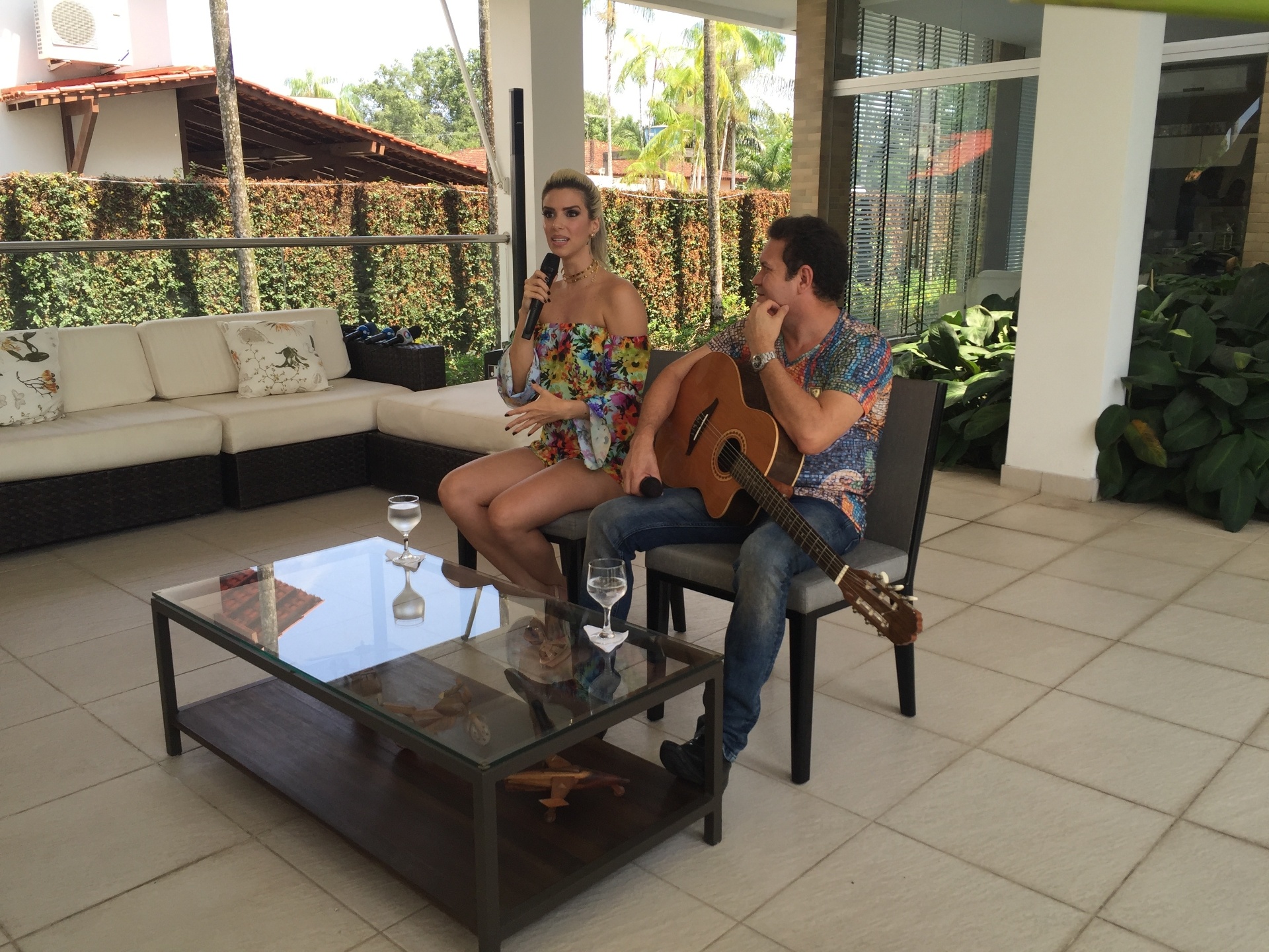 31.out.2015 - Chimbinha apresenta oficialmente, em Belém (PA), Thábata Mendes como sua nova parceira musical para 2016 - Elias Santos/UOL