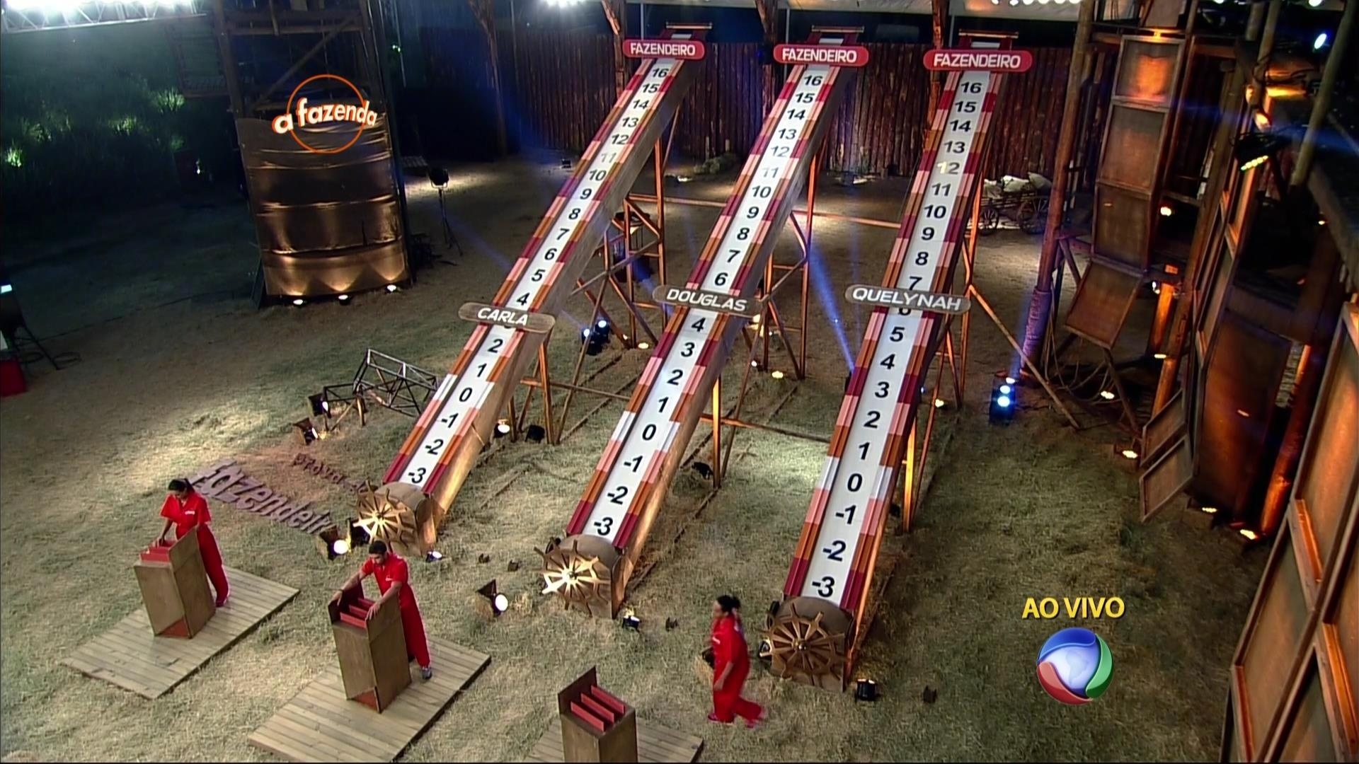 11.nov.2015 -  Quem acertava a resposta, deveria jogar o dado e subir o nome em uma estrutura, de acordo com o número sorteado - Reprodução/Record