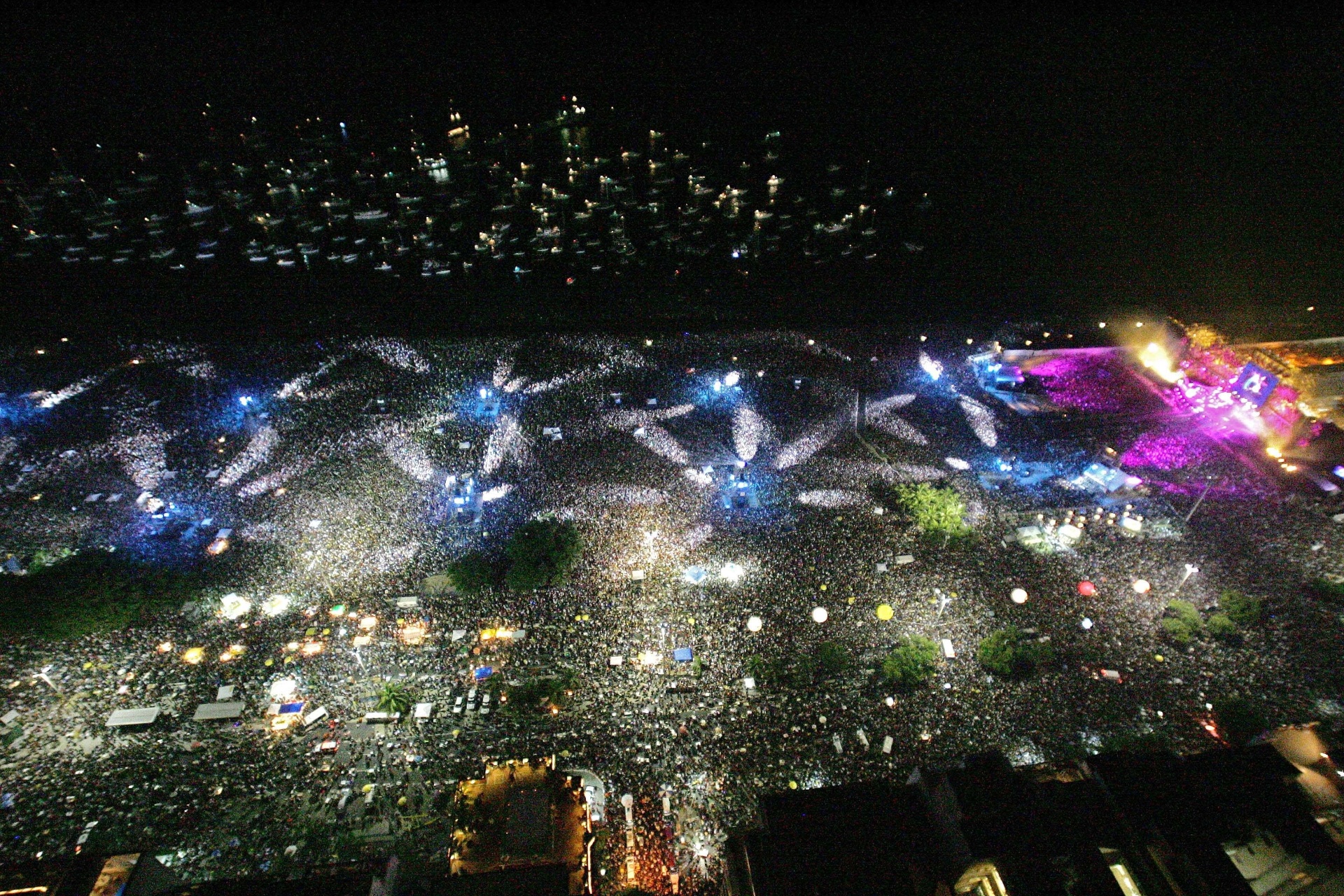 18.fev.2006 - Vista aérea do público que assistiu ao show dos Rolling Stones na praia de Copacabana, no Rio de Janeiro. A multidão foi estimada em 1,2 milhão de pessoas - Caio Leal/AFP