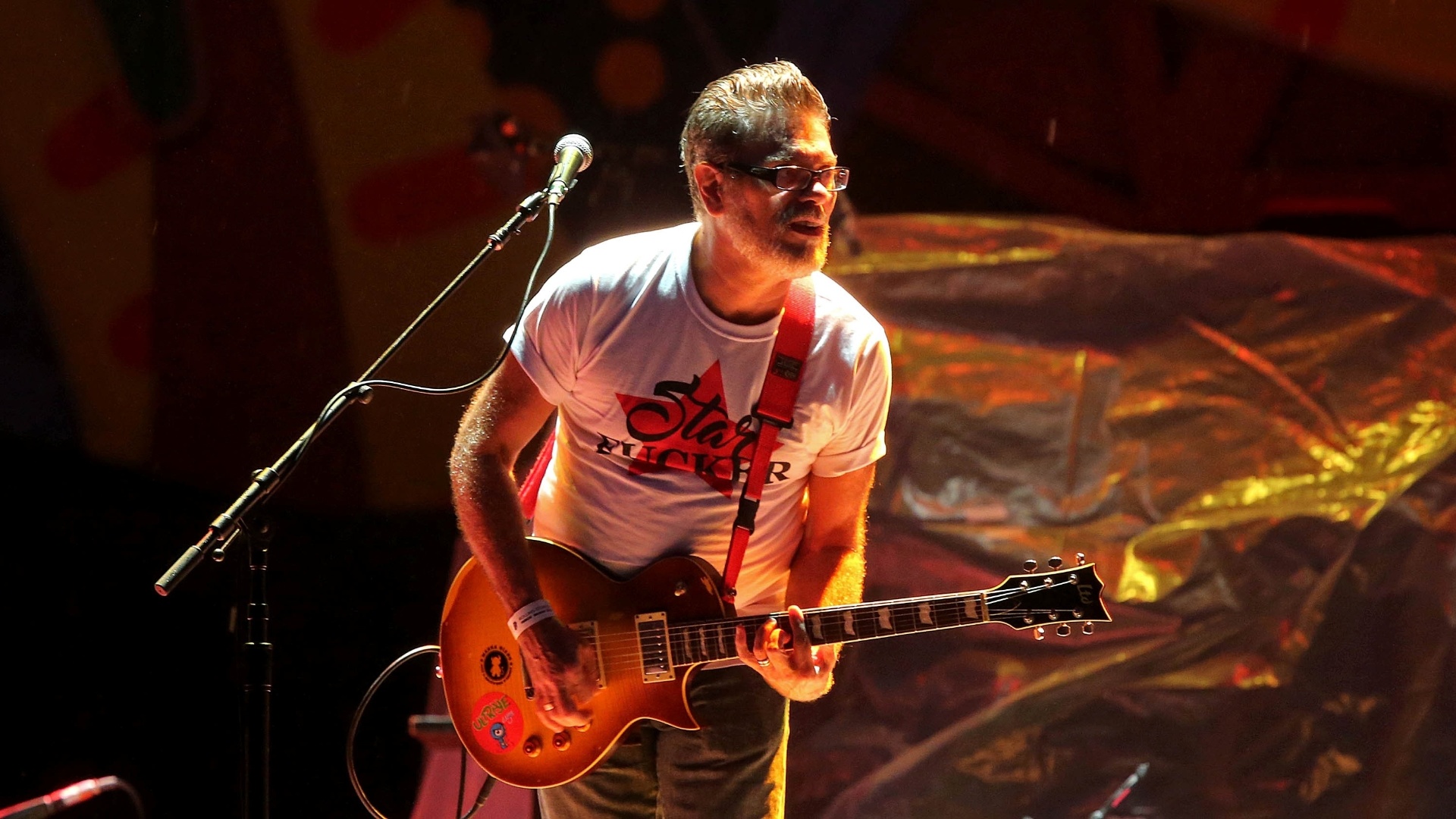 20.fev.2016 - A banda Ultraje a Rigor foi responsável por abrir o show dos Rolling Stones no Rio de Janeiro, porém, viu o público afastado por causa da chuva que caía na cidade - Júlio César Guimarães/UOL