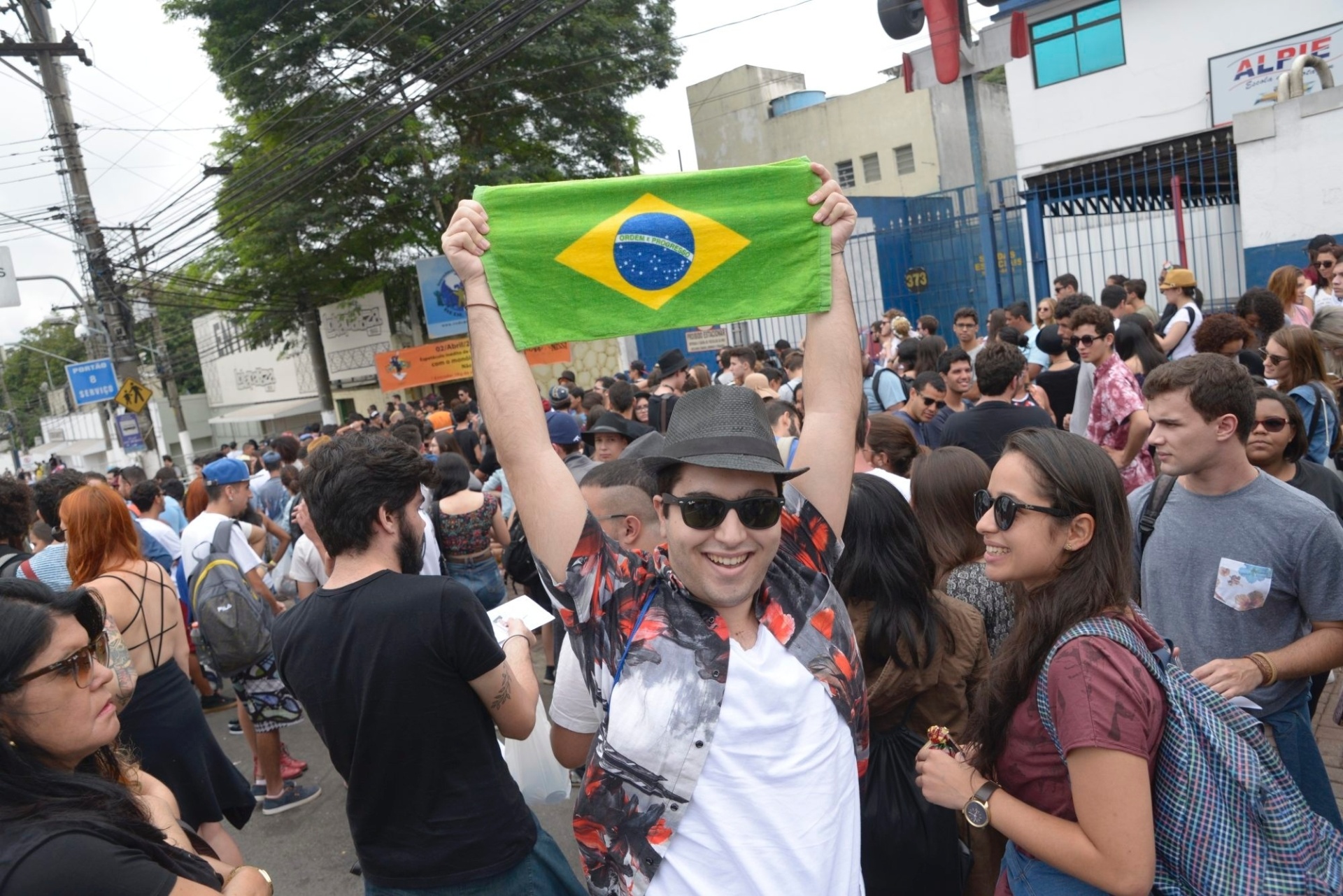 13.mar.2016 - Público aguarda a abertura dos portões para o segundo dia do Lollapalooza Brasil 2016, no autódromo de Interlagos, em São Paulo - Rafael Roncato/UOL