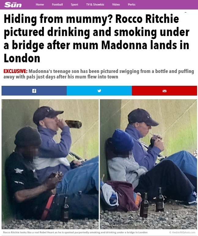 18.abr.2016 - Rocco Ritchie, filho de Guy Ritchie e Madonna, é visto bebendo e fumando embaixo de uma ponte em Londres