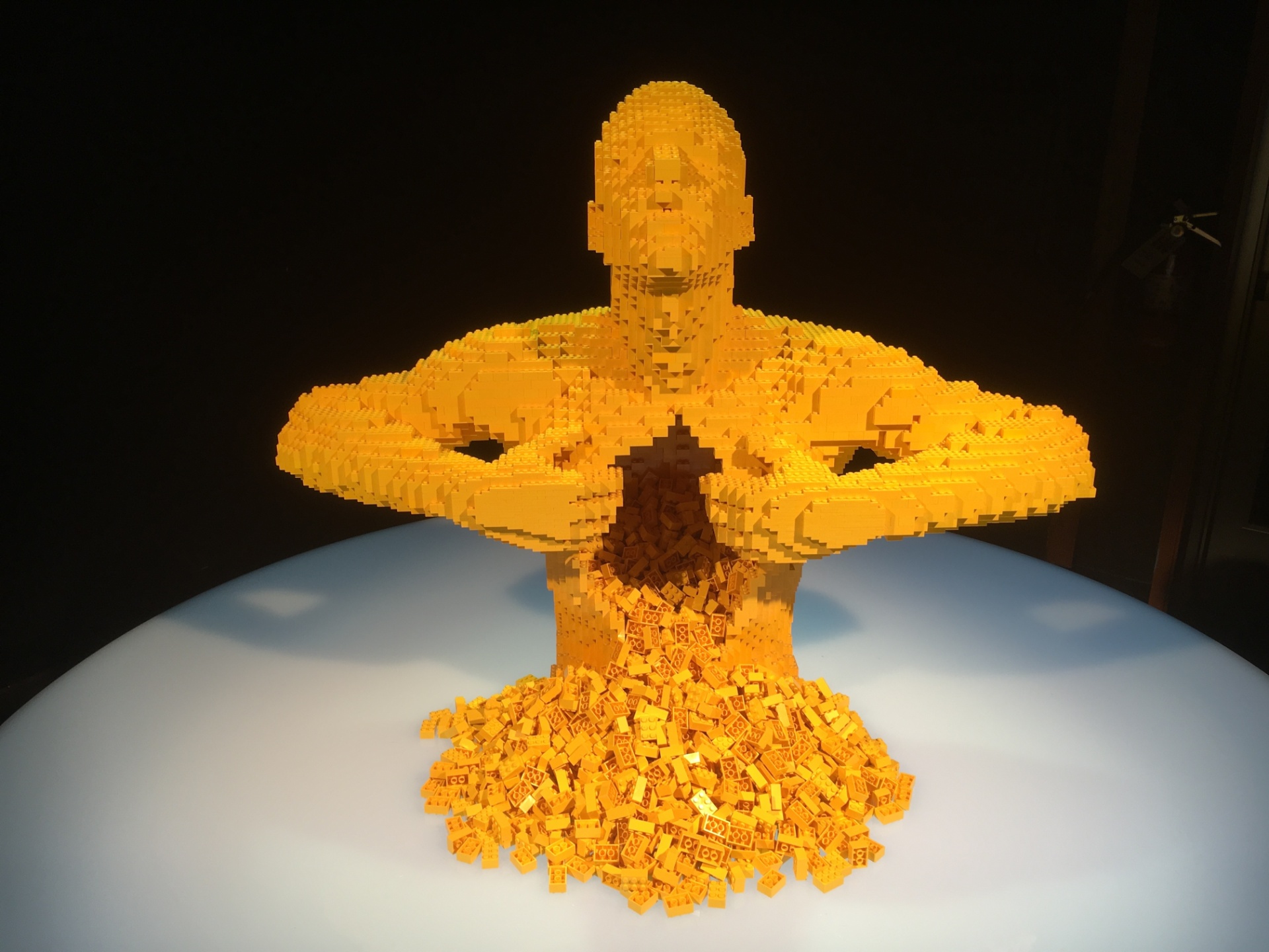 A escultura "Yellow", feita com 11.014 blocos de Legos amarelos, faz parte da exposição "The Art of the Brick", de Nathan Sawaya - Divulgação