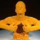 A escultura "Yellow", feita com 11.014 blocos de Legos amarelos, faz parte da exposição "The Art of the Brick", de Nathan Sawaya - Divulgação