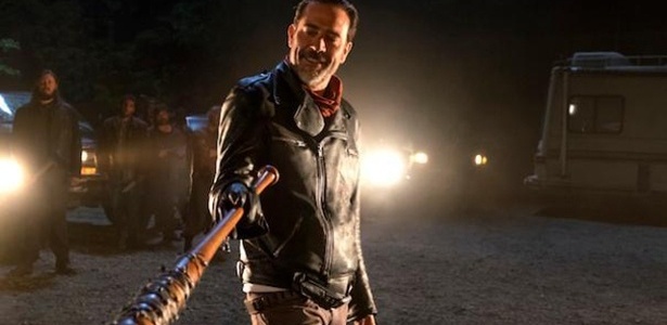 Negan (Jeffrey Dean Morgan) faz uni-duni-tê para escolher suas vítimas em cena da sétima temporada de "The Walking Dead" - Divulgação/AMC 