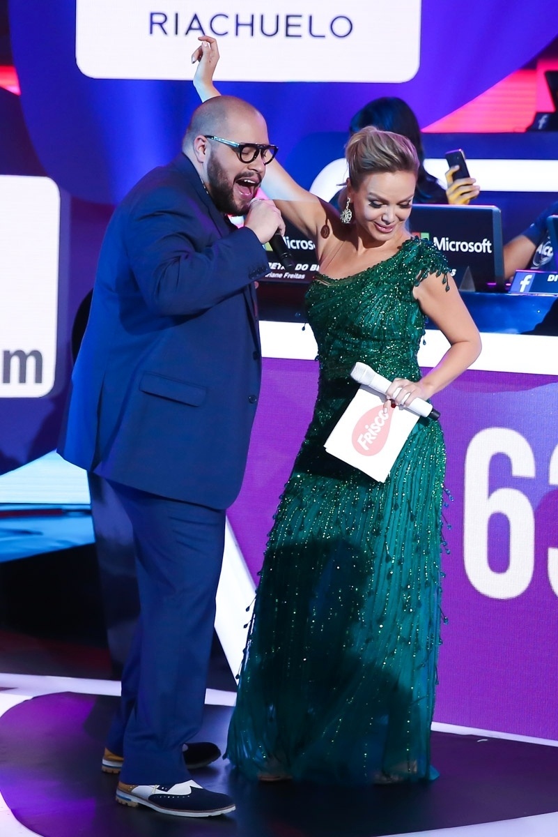 4.nov.2016 - Thiago Abravanel dança com Eliana no primeiro dia do Teleton 2016 - Manuela Scarpa /Brazil News