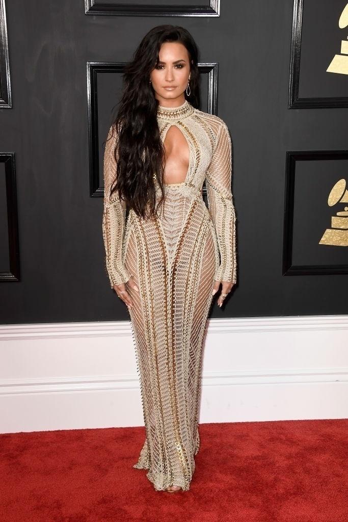 Demi Lovato usou decotão no Grammy 2017 - Getty Images
